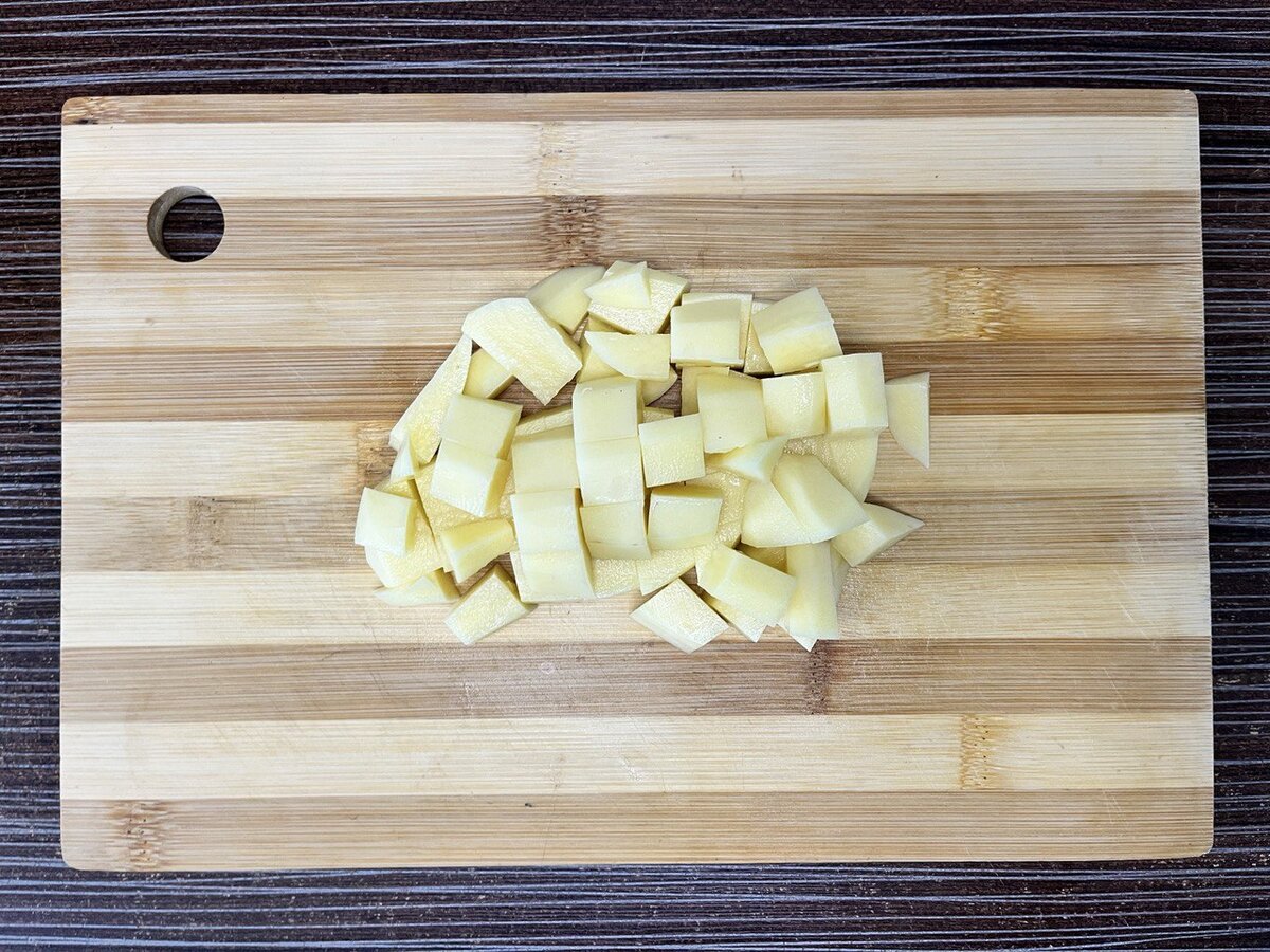 Мелким кубиком нарезаем картофель