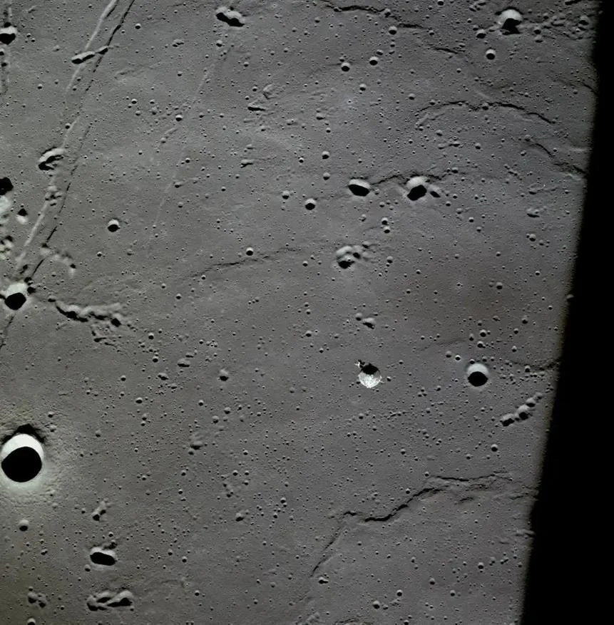 Вид из командного модуля при спуске лунного модуля на поверхность. Место посадки Аполлона-11 находится в центре фотографии.