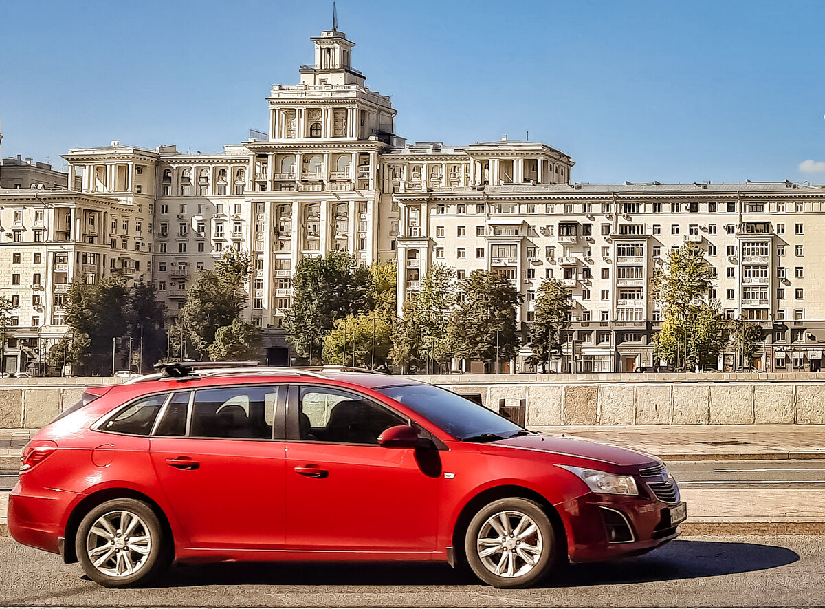 Смоленская набережная, за моей спиной здание, где расположен офис, а этот пейзаж можно увидеть из окна