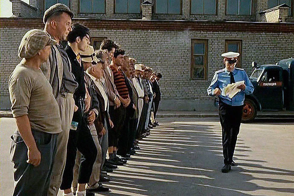 Граждане дауншифтеры. Кадр из к/ф. Изображение - интернет.