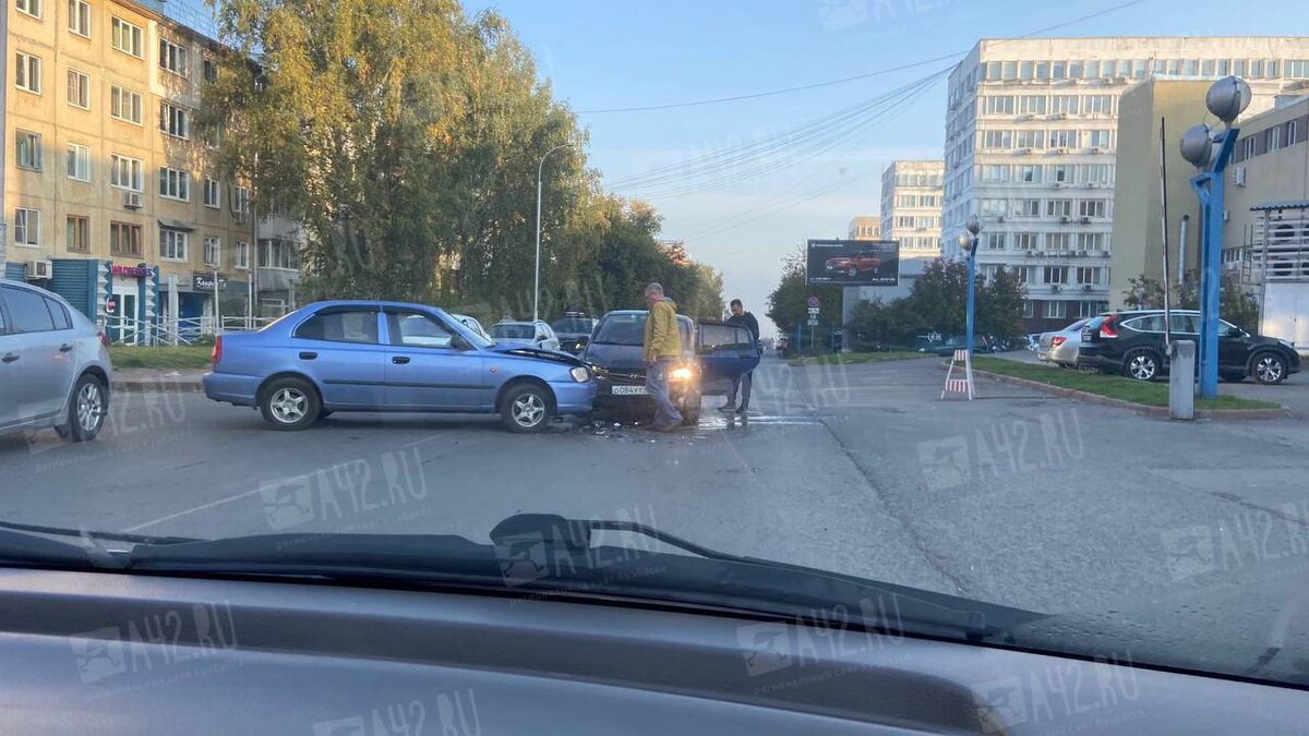 В Кемерове около ТРЦ столкнулись два автомобиля: очевидцы поделились  кадрами с места аварии | A42.RU | Дзен