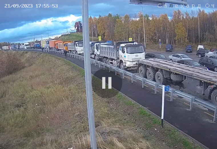    Очередь на переправу со стороны Салехарда