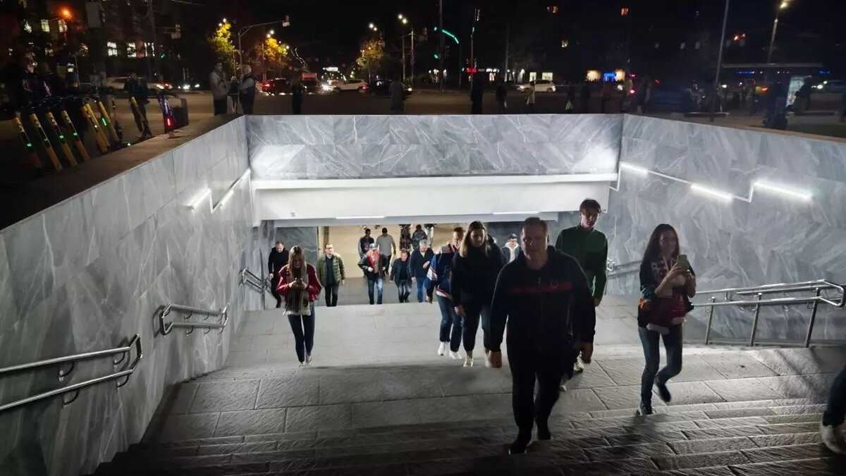     Подземный пешеходный переход у Дворца спорта в Нижнем Новгороде не будет оборудован навесами. Их не включили в план капремонта. Такое решение было принято администрацией Советского района, сообщили там NewsNN.