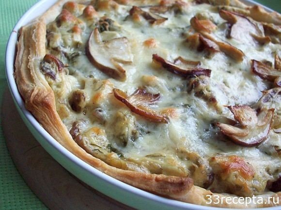 Пирог из слоеного теста с белыми грибами