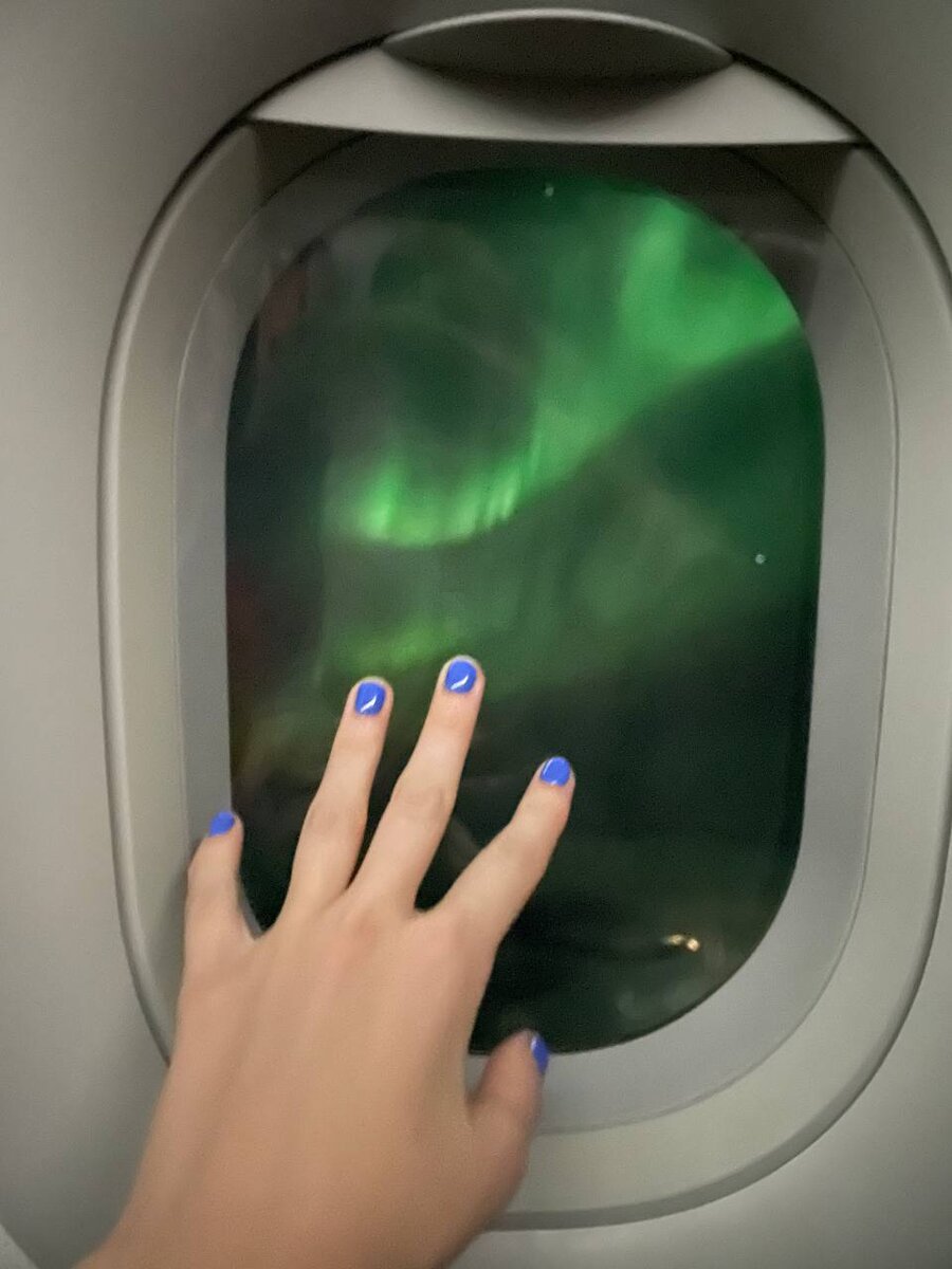 Это я летела в Мурманск в октябре и застала сияние прямо в окне иллюминатора, было очень круто
