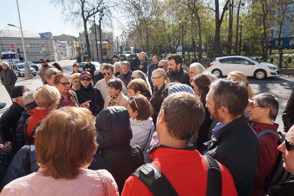 Акция перед заседанием Мосгордумы: москвичи сдают письма протеста против введения электронного голосования. Фото из аккаунта депутата Мосгордумы Елены Шуваловой. 