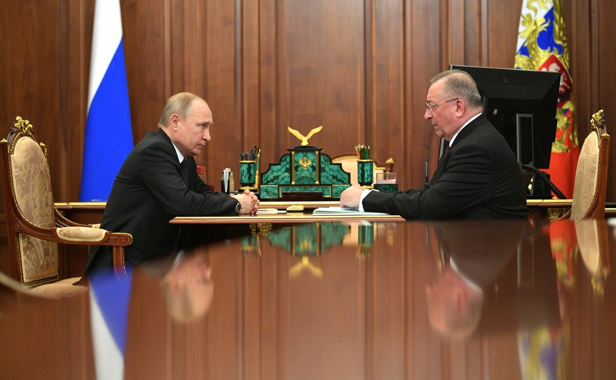 Владимир Путин  обсуждает с руководителем компании «Транснефть» Николаем Токаревым вопрос о некачественной нефти. http://www.kremlin.ru/events/president/news/60424/photos/58777