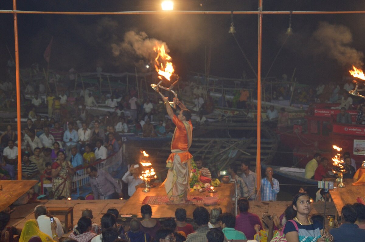 Брамины в Варанаси проводят ритуал поклонения Ганге. Фото автора
