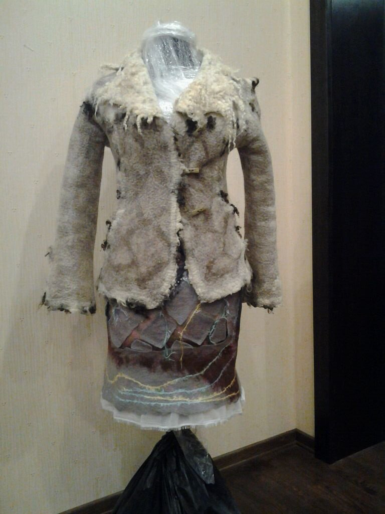 Курточка и юбка сваляны из шерсти