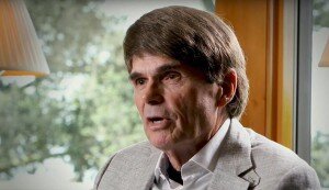 По сообщению портала «Publishing Perspectives», один из самых продаваемых в мире авторов — американский фантаст Дин Кунц — перешел из «Penguin» в «Amazon». Сделка «Amazon» из пяти книг и сборника оригинальных рассказов от Дина Кунца стала хорошей новостью для издательства «Amazon Publishing». Однако эта история сразу же вызвала закономерный вопрос: последуют ли его примеру другие авторы?
