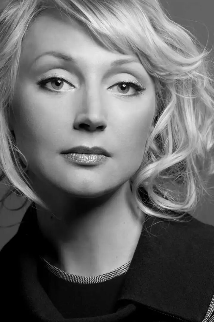 Накануне грандиозного гастрольного тура по Европе, известная певица, Кристина Орбакайте, всерьез заболела. И это не простые слухи в желтой прессе или выдумки недоброжелателей.  Ведь эту информацию сообщила сама Кристина. Хотя в принципе и скрывать то было не чего, так как все и так было видно.

На днях певица рассказала журналистам, что уже долгое время страдает от неизвестного вируса. Так, на протяжении уже трех недель у нее не проходит кашель. И хотя она лечится всеми возможными способами, особых результатов они не дают. К этому всему еще и добавилась слабость, что негативно влияет на ее гастрольный график.

Кристина Орбакайте, вне всяких сомнений, является ярким примером того как упорство и работа над собой помогает построить карьеру и добиться огромных успехов. Наградой этому всему стало присужденное звание президентом Российской Федерации, Владимиром Путиным, звания «Заслуженной артистки РФ».

А все началось в далеком 1971 году, когда у популярной уже на то время певицы, Аллы Пугачевой и ее супруга Миколаса Орбакаса, родилась дочка, которую назвали Кристиной. Поскольку ее отец был литовским циркачем, то и детство девочки проходило в Литве. А именно в селе Швянтой, которое находится возле самого Балтийского моря.

Но в связи с тем что, когда Кристине исполнилось 4 года, ее родители развелись, то и как полагается девочка осталась с мамой. Хотя и очень часто навещала отца.

В дальнейшем, Кристина поступила в московский лицей с углублённым изучением английского языка. Но уже в школьные годы у нее у нее открылся талант артистки.

Уже с семи лет Кристину можно было увидеть на телеэкранах. Так первым ее выходом на сцену стала телепередача «Веселые нотки», в которой будущая певица спела песню «Солнышко смеется». А вот уже в 1981 году Кристина дебютировала с песней Игоря Николаева на «Утренней почте».

Параллельно с этим она успевала учиться, посещать балетную школу и сниматься в кино. Впервые она снялась в кино в 1983 году. Это был фильм Ролана Быкова «Чучело», в котором Кристина сыграла главную роль. После этой роли она получила не только признание в отечественном мире кино, но и за рубежом. Так иностранные СМИ сравнивали ее с Мерил Стрип и называли ее игру выдающей.

Но все же Кристина Орбакайте пошла по стопам своей звездной мамы, Аллы Борисовны, и выбрала сцену, то есть профессию певицы. Сольную карьеру она начала в далеком 1992 году. А вот дебютом ее стало мероприятие, которое проходит раз в год, под названием «Рождественские встречи». А уже в 1993 году вышел ее первый альбом под названием «Верность»

И хотя ее долгое время называли просто поющей дочкой Примадонна, все же Кристина, не обращая внимания на мнение других людей, упорно шла к своей цели. При этом она не забывала и о кинематографии. В это время выходит еще два фильма с ее участием, это «Лимета» и «Дорого, дорогая, дорогой». В этом фильме она снялась со своим на то время мужем, Владимиром Пресняковым.

В 1996 году в свет вышел второй альбом «Ноль часов ноль минут», на две песни из которого были сняты клипы. А вот третий альбом стал наиболее популярным и вышел в 1998 год. Уникальность его заключалось в том, что это был совершенно новый формат. Все песни из этого альбома были совершенно новыми, и к тому же, пять песен из этого альбома, были написаны Аллой Пугачевой. Именно в это время Алла Борисовна стала продюсером дочери.



Но вот пик популярности и признания Кристины Орбакайте, как певицы и актрисы наступил с 2000 года и продолжается до сегодняшних дней.  За это время певица получила огромнейшее количество премий и наград. Более того, она смогла доказать, что она не просто тень своей матери, а независимая и талантливая личность.

И вот на самом пике своей популярности, когда Кристину ждет грандиозный тур по городам Европы, с не случилось несчастье. Популярная артистка подхватила какой-то вирус, который не дает ее покоя уже месяц.

И хотя от основных симптомов певице удалось избавиться. Все же слабость и сильный кашель она никак не может одолеть. Об этом заявила сама Кристина в одном из интервью. При этом она поделилась секретами, как бороться с такими недугами.

По мнению певицы, в таких случаях, когда появляются проблемы с голосом, простыми яйцами, как считают многие, не помочь. Нужно проводить как можно чаще дыхательные упражнения. И хотя они раньше ей очень помогали и для распевки и для борьбы с простудными заболеваниями, все же на этот раз эта методика не помогла.

На данный момент, Кристина прибегла к всевозможным лекарственным препаратам. Она проходит курс ингаляций, прыскает в рот различные средства и рассасывает леденцы от кашля. Но, к сожалению, пока что они не дают нужного результата.