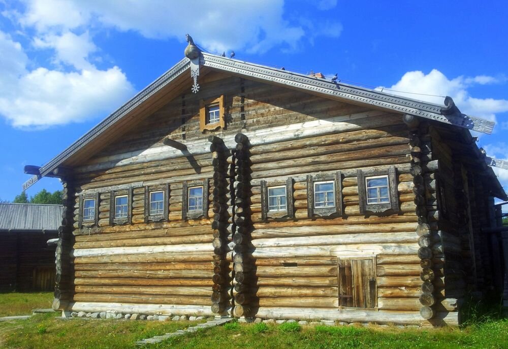 Вот такой нехилый подпол - фактически, целый этаж. Только низкий потолок... Фото с izby.org