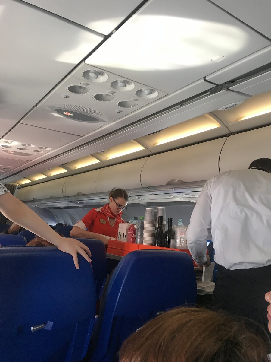 Откидываются ли кресла в самолете перед аварийным выходом