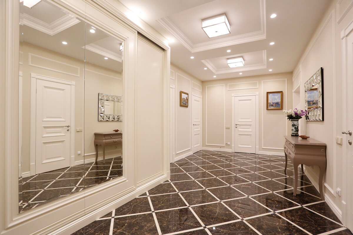 Классическое использование зеркального стекла в коридоре