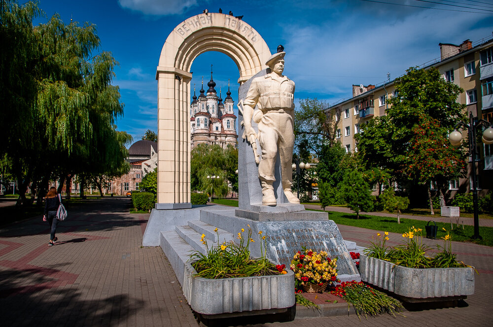 Калуга недорого. Памятник воинам интернационалистам Калуга. Памятник воинам интернационалистам в Калуге на площади Победы. Памятник афганцам Калуга. Калуга памятник афганцам на площади Победы.