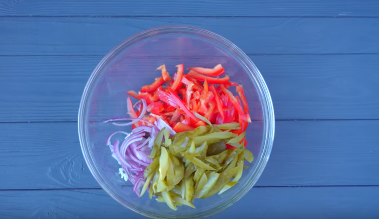 Очень простой в приготовлении и вкусный мясной салат.