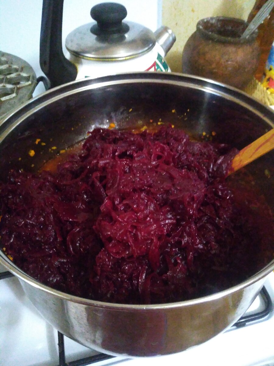 Приготовление борща со свеклой на зиму. Закуска из свеклы на зиму. Салат молотый из свеклы на зиму. Салат из листьев свеклы на зиму. Жареная свекла на зиму в банках.