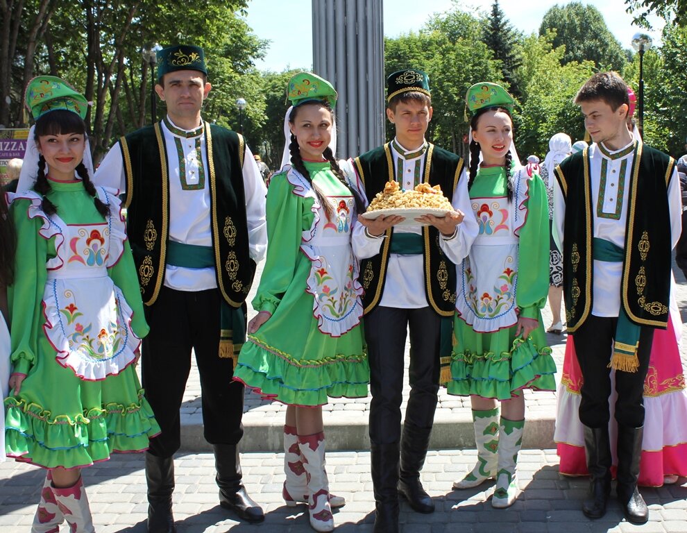 Татары в Казани в своей национальной одежде. Фото с сайта nazaccent.ru