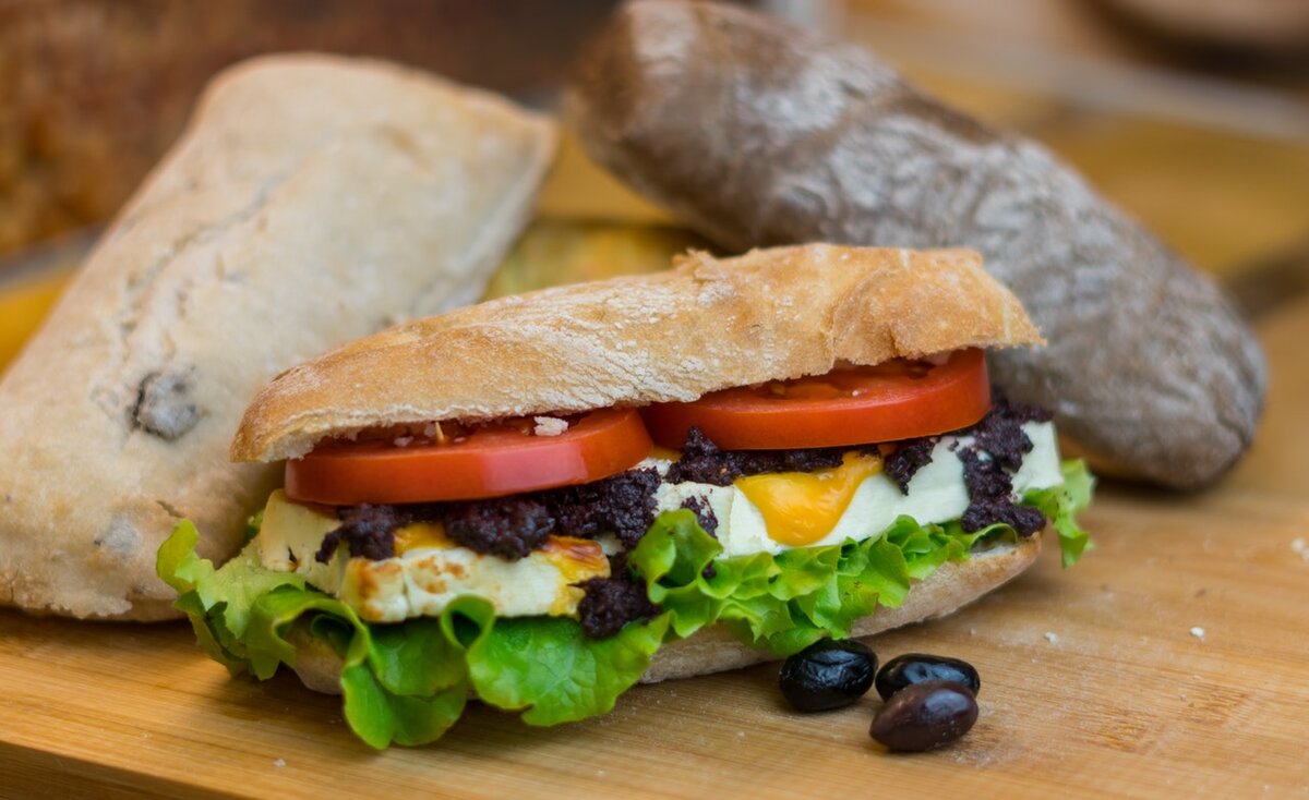 Что может быть лучше топового бутера в свежей чиабате, а? Неужто, лист шпината.