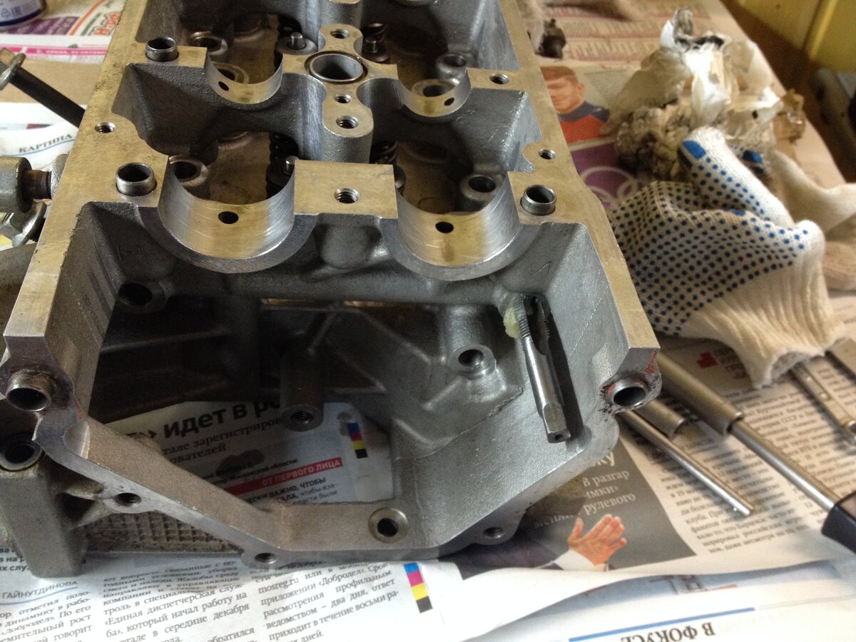 Удаляю СРОГ и стоковый вакуумный насос. Нарезаю резьбу 1/4, для заглушки канала отвода масла. На метчики солидол , чтобы не попала стружка. Постоянно применяю мощный пылесос, провожу уборки и в гараже.