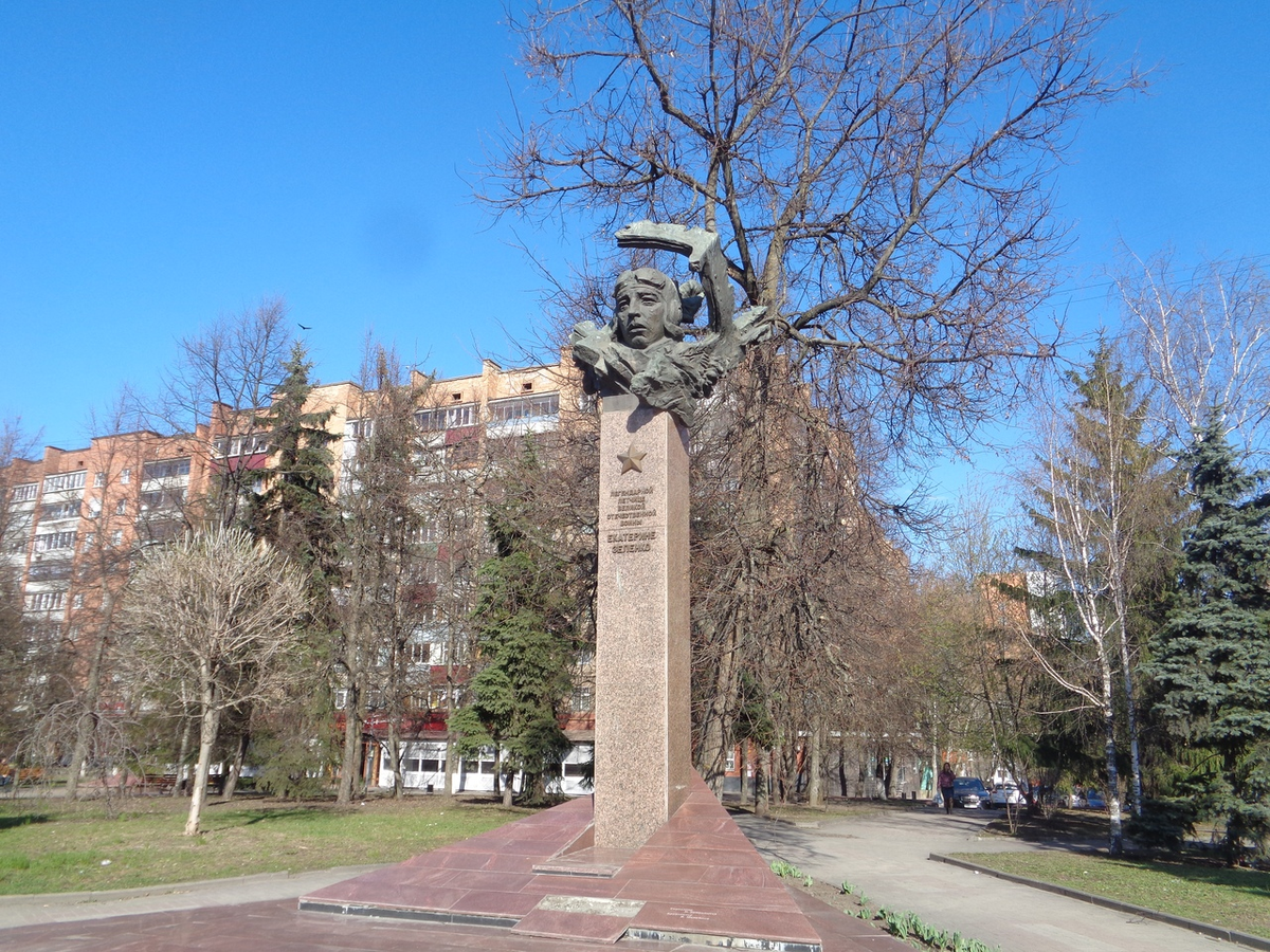 Ул кати зеленко. Сквер Кати Зеленко Курск. Памятник Екатерине Зеленко в Курске. Памятник Зеленко в Курске. Город Курск памятник Кати Зеленко