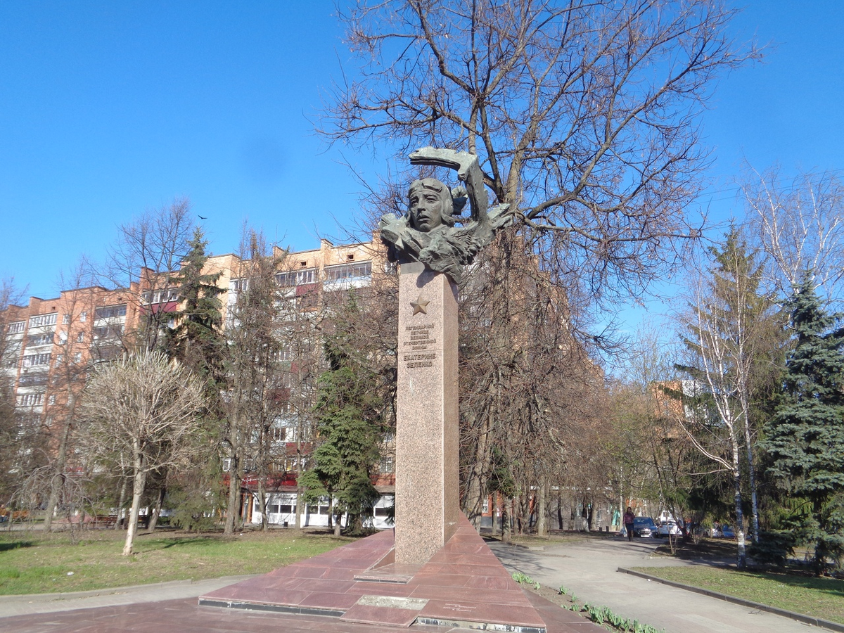 Улица кати зеленко курск. Сквер Кати Зеленко Курск. Памятник Екатерине Зеленко в Курске. Памятник Зеленко в Курске. Город Курск памятник Кати Зеленко.