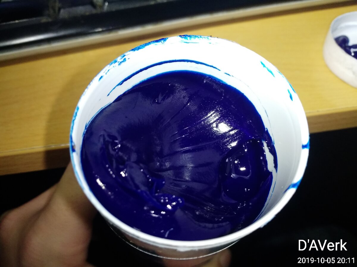 Легендарная и непобедимая 158я. Тут цвет - настоящий фталоцианин меди и несет функциональный смысл. В отличии от множества "подкрашеных голубым красителем".