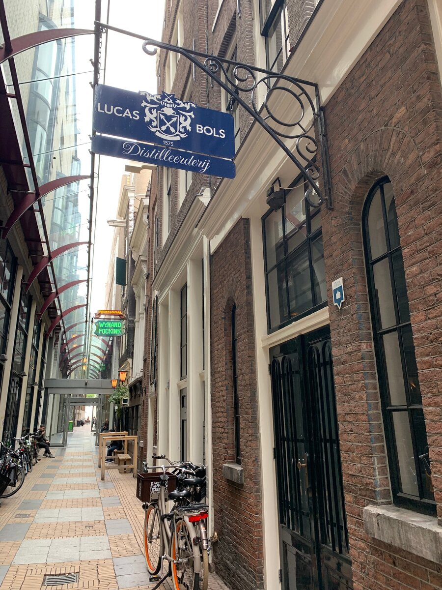 Wynand Fockink вдали, Lucas Bols на первом плане.