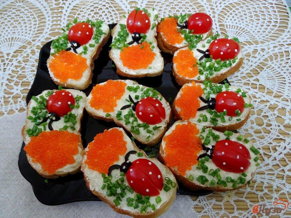 бутербродики с красной икрой. бутерброды с красной икрой на праздничный стол. бутерброды с красной икрой на праздничный. украсить икрой. бутеры с икрой.