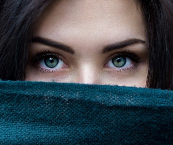 Брови должны быть не запущенные, а именно выглядящие натурально.  https://pixabay.com/images/id-2605526/