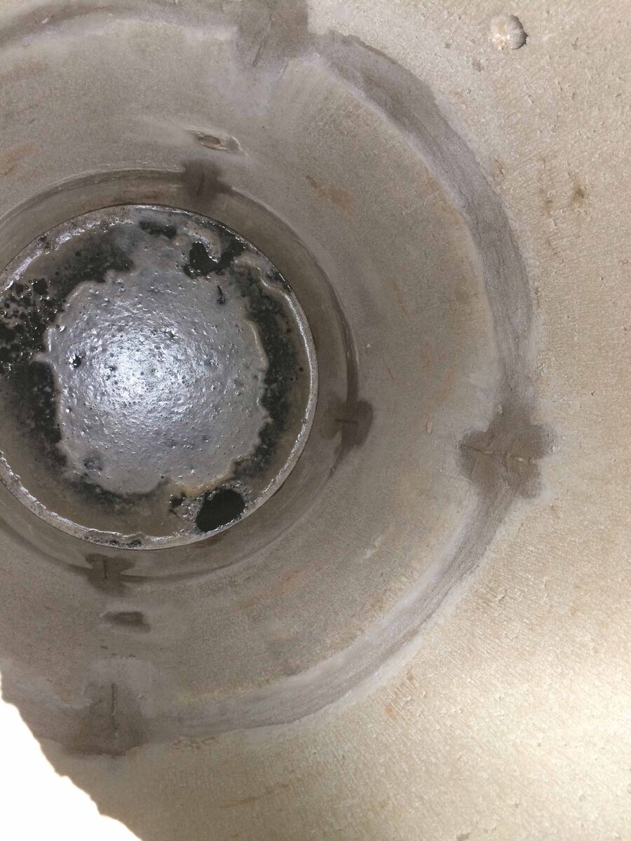 Через час после завершения копки. Вода пошла сразу и быстро. Еще не высох раствор, которым покрыты скрепляющие скобы.