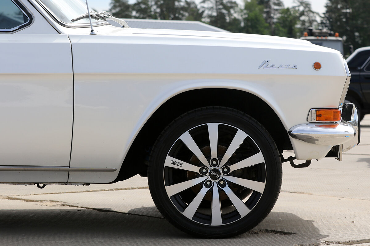 от оригинала далеко - и колеса, и оптика, и салон были подвергнуты изменениям