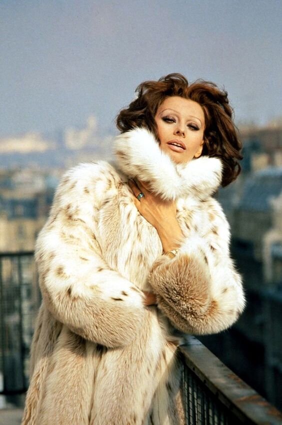 Фото: Pinterest (относительно молодую Софи Лорен, думаю, все узнали; знайте также, что этот образ за ней лучше не повторять)))