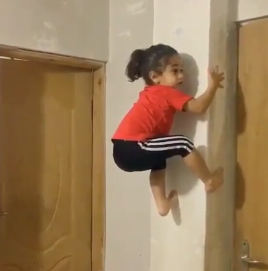 Арат взбирается по косяку.