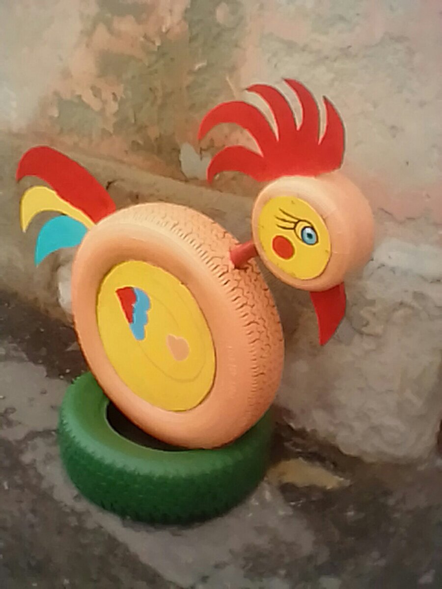 Потом в компанию к слоненку добавился румяный яркий петушок.