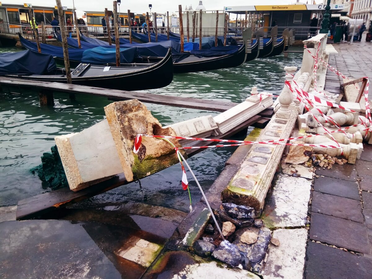 Море смыло парапет набережной, ведущей к площади Святого Марка. Фото Анастасии Притулы