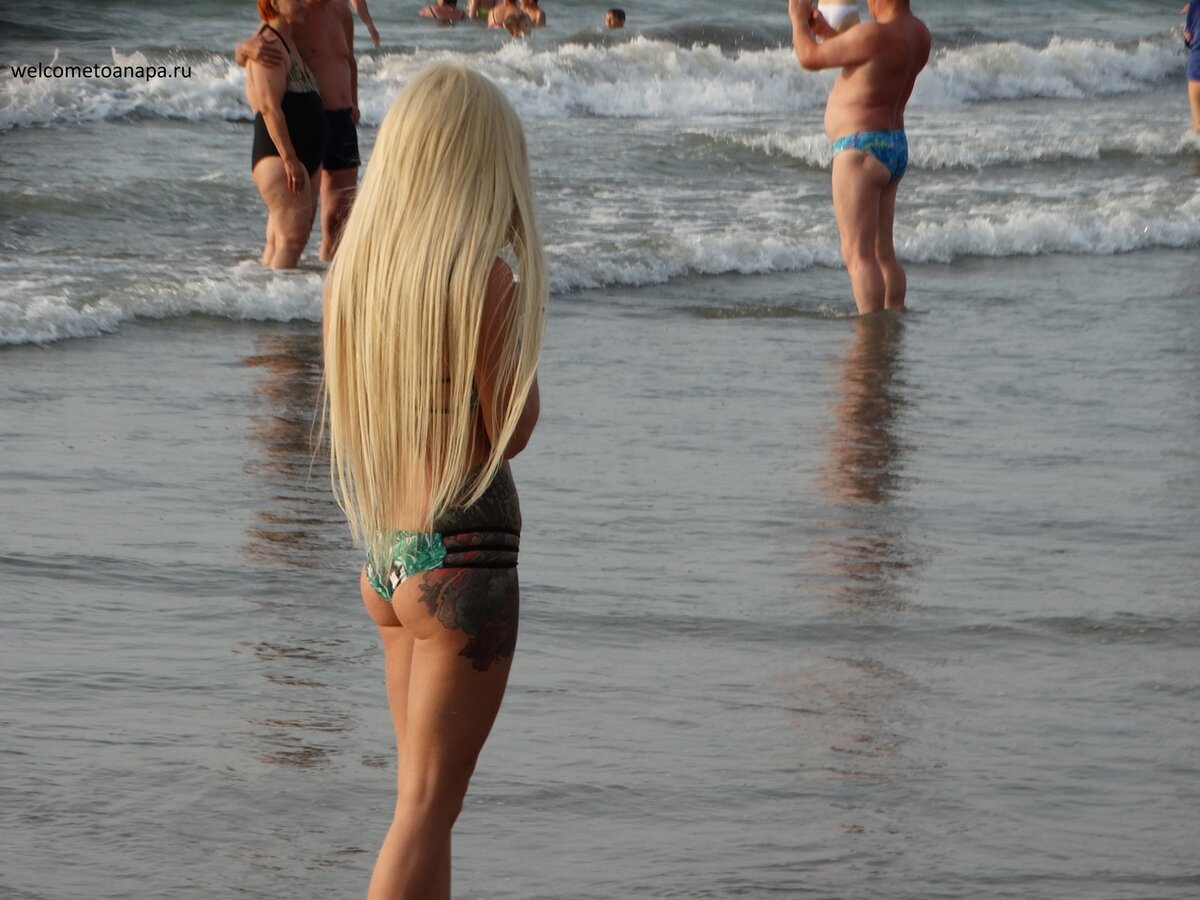 Красивые девушки на пляже в Сочи