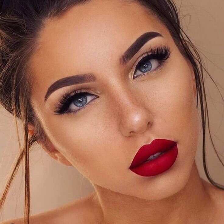 Стрелки, пушистые ресницы и яркая помада - классика!