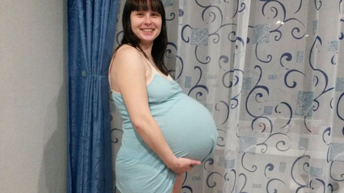 Беременная девушка с большим животом