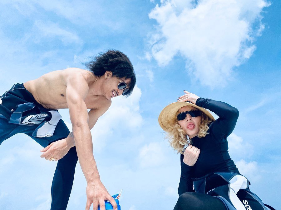 На отдыхе Мадонна и ее новый избранник не скрывали романтических чувств и демонстрировали трепетное отношение друг к другу.