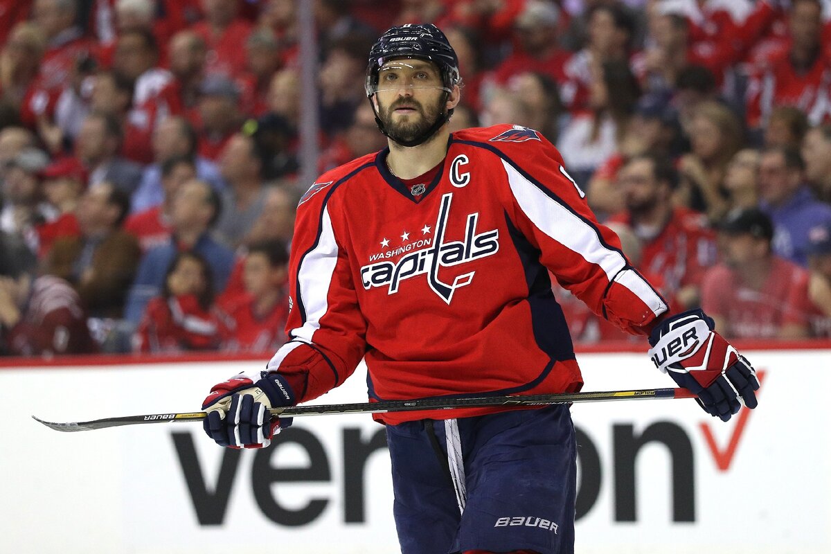 Александр "Великий" вновь забивает из "рабочего кабинета"