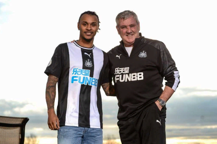 Лазаро (слева) в новой для себя футболке "Ньюкасла"