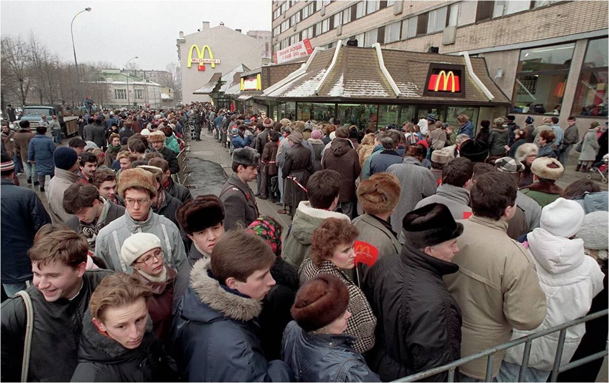 Пятитысячная очередь в "Макдоналдс" в день открытия, 31 января 1990 года. Фото: ria.ru
