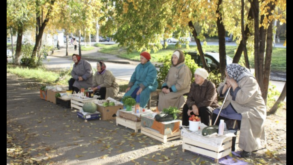 Бабушек, торгующих на улицах, теперь могут оштрафовать на 120.000 рублей, как неофициально работающих пенсионеров