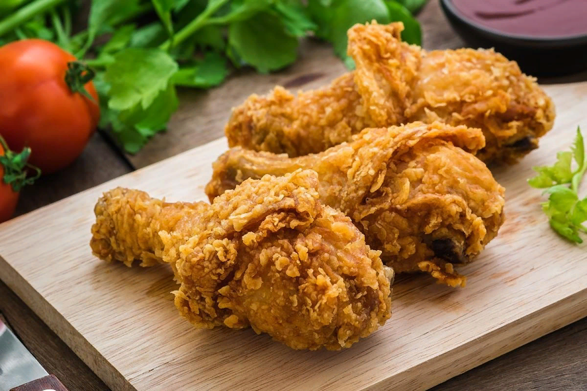 Курица как в kfc. Острые крылышки КФС. Курица в панировке КФС. Куриные крылышки КФС. Куриные ножки КФС.