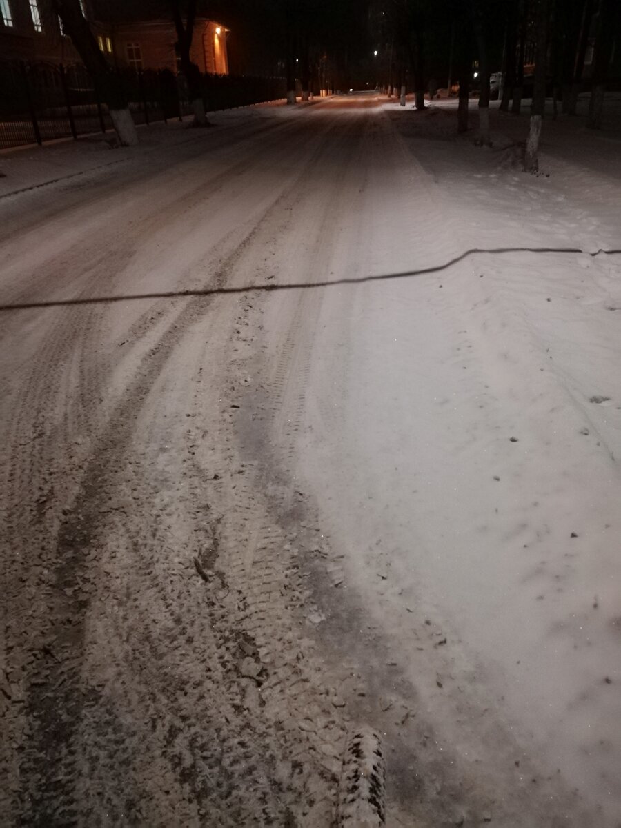 Стандартная ситуация для большинства городов: Велодорожки нет, проезжая часть не убрана, обочины нет. Фото автора