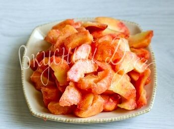 Из персиков удаляем косточки, срезаем кожицу, мякоть нарезаем ломтиками.