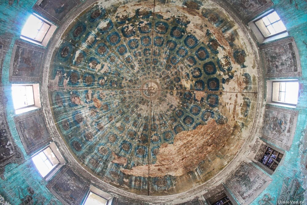 Под куполом церкви видна старинная роспись
