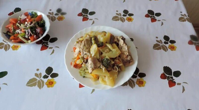 Рис с курицей и овощами в рукаве для запекания в духовке
