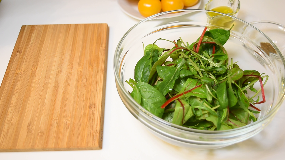 Выкладываем микс салатов в миску